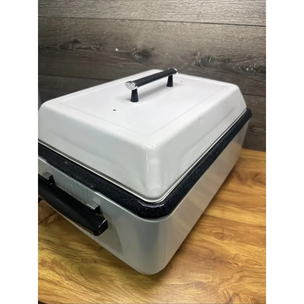 Vintage NESCO 12 Quart Roaster Oven With 4 Pc Buffet Server Bake Kit.